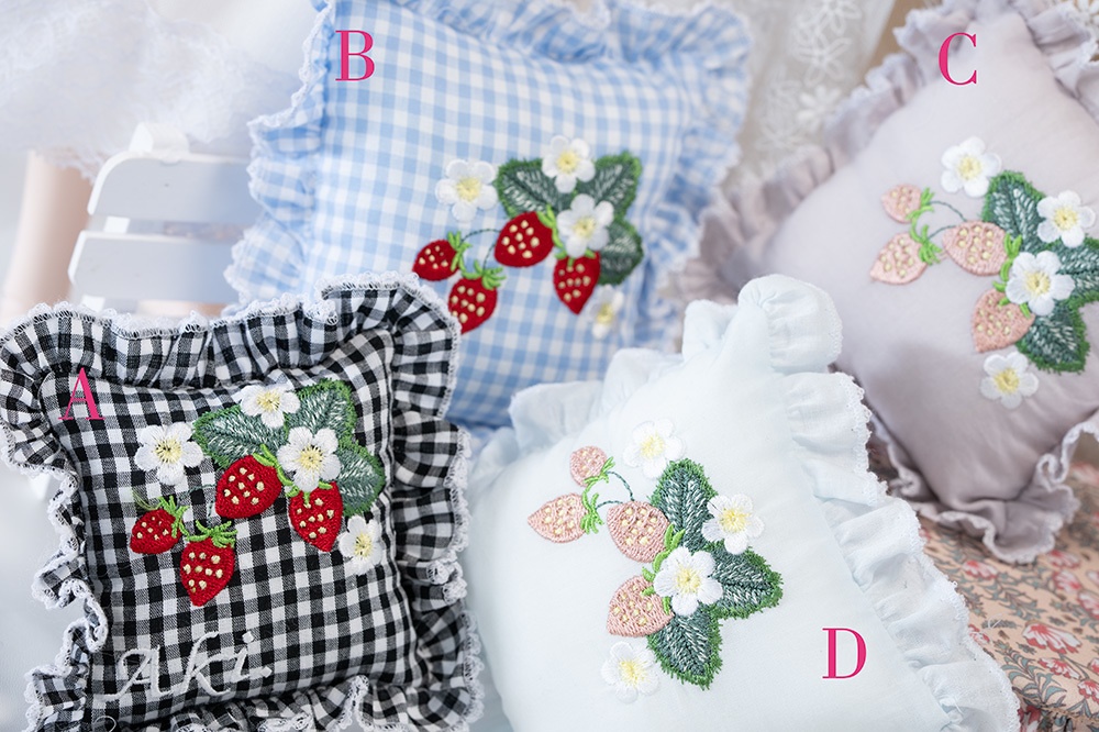 いちごの刺繍クッション