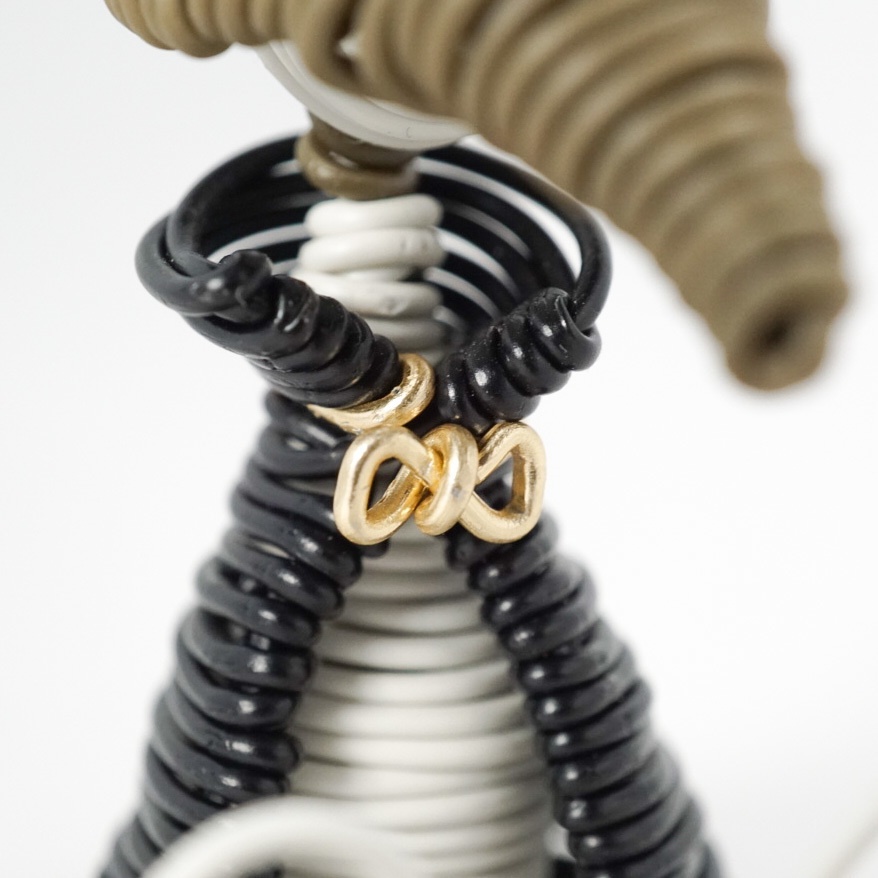 おすわりペストマスクちゃん(黒)