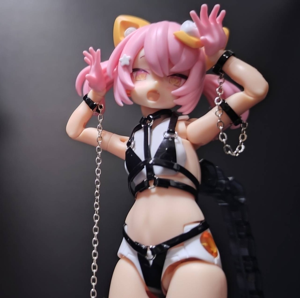 エナメルビキニ+ハーネス手首チェーン