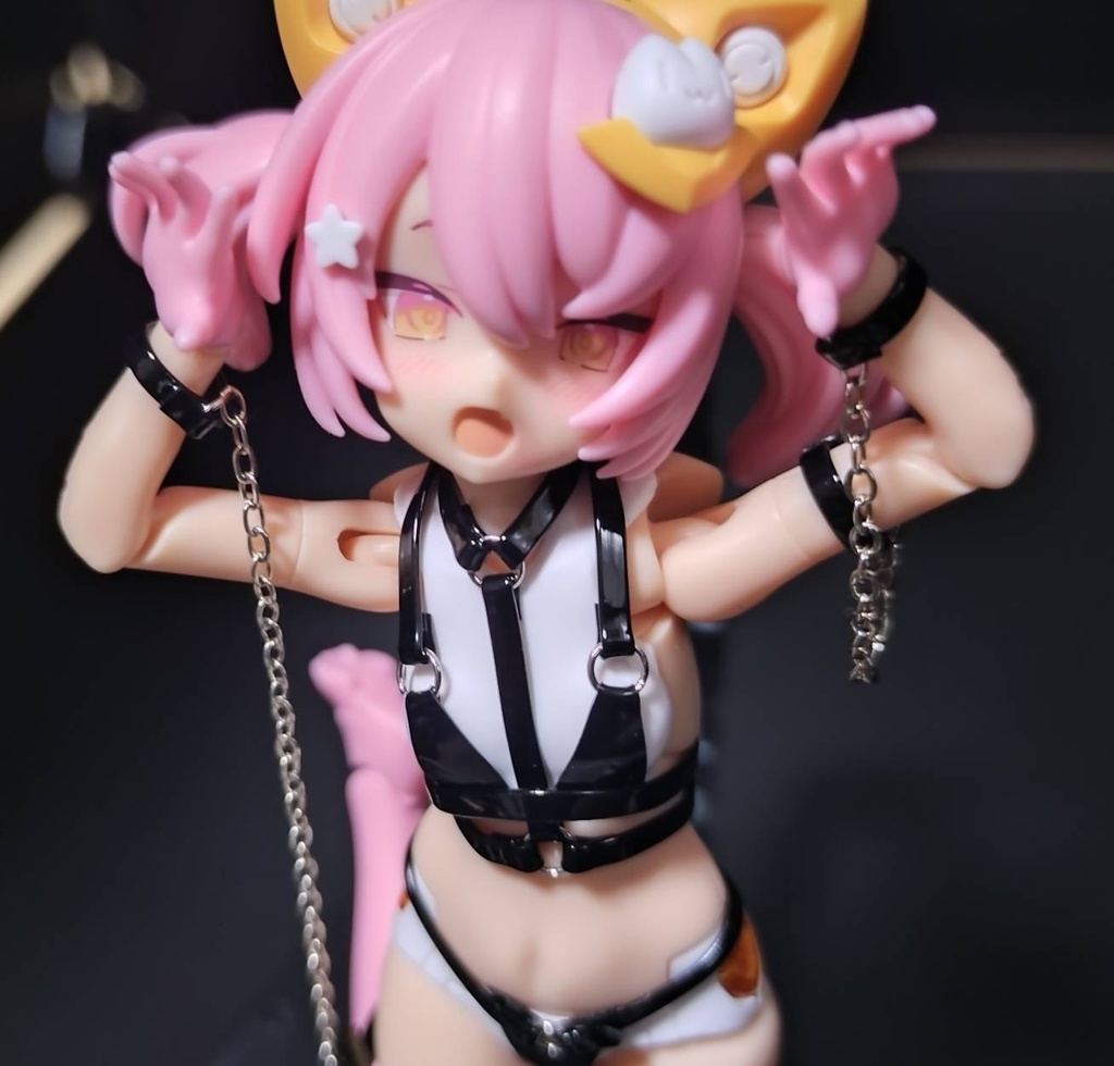 エナメルビキニ+ハーネス手首チェーン