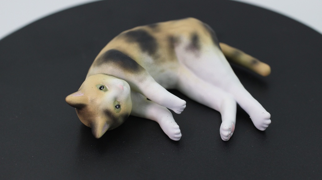 横たわり猫フィギュア（三毛猫）