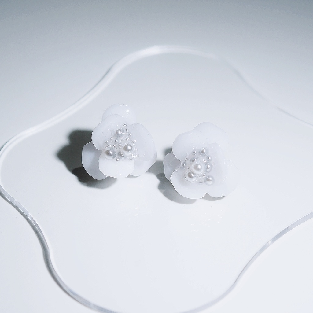 white flower ピアス 【イヤリング変更可】