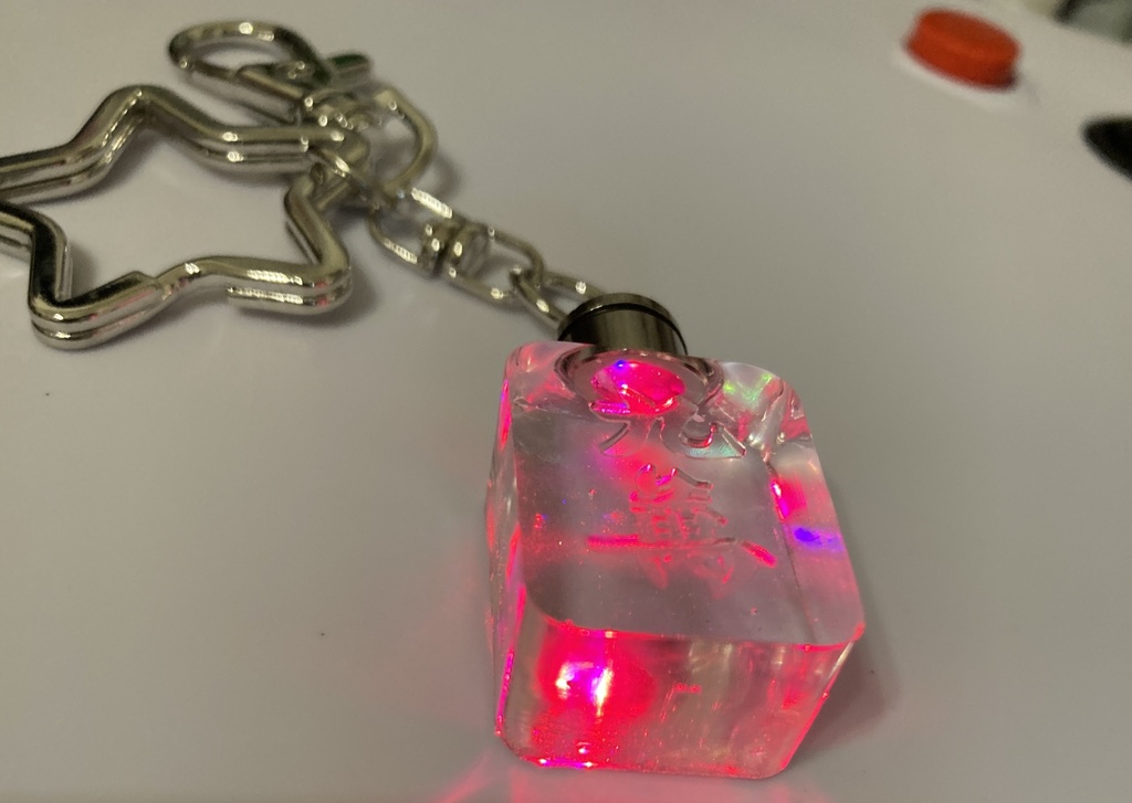 光る!麻雀牌キーホルダー(萬子・ガンメタ)