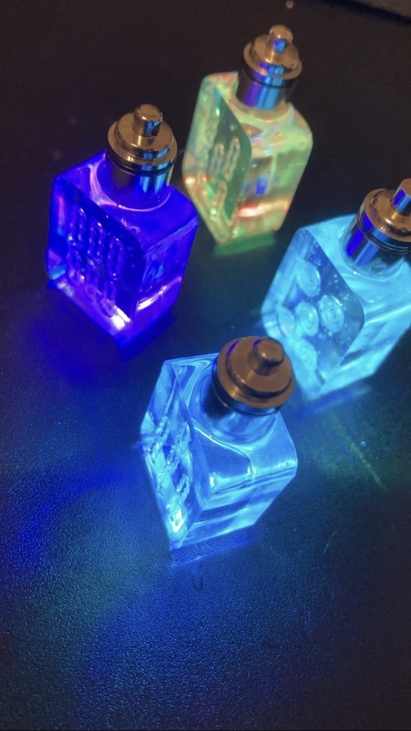 光る!麻雀牌キーホルダー(萬子・ガンメタ)