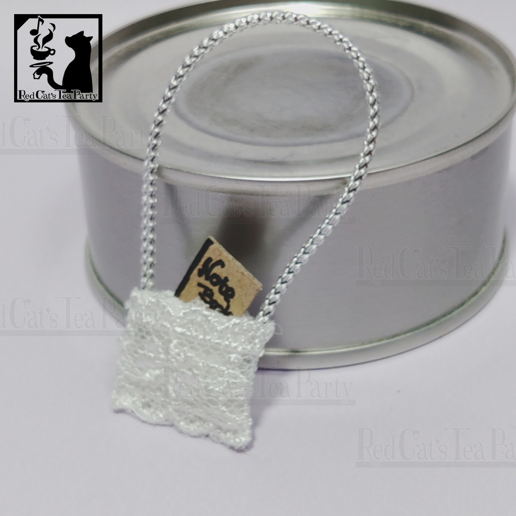 白いレースのポーチ