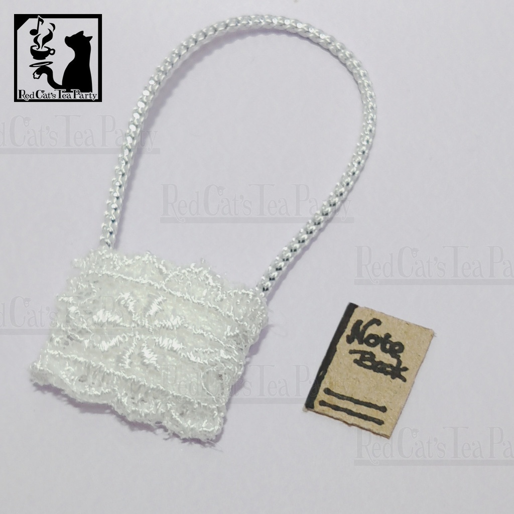 白いレースのポーチ