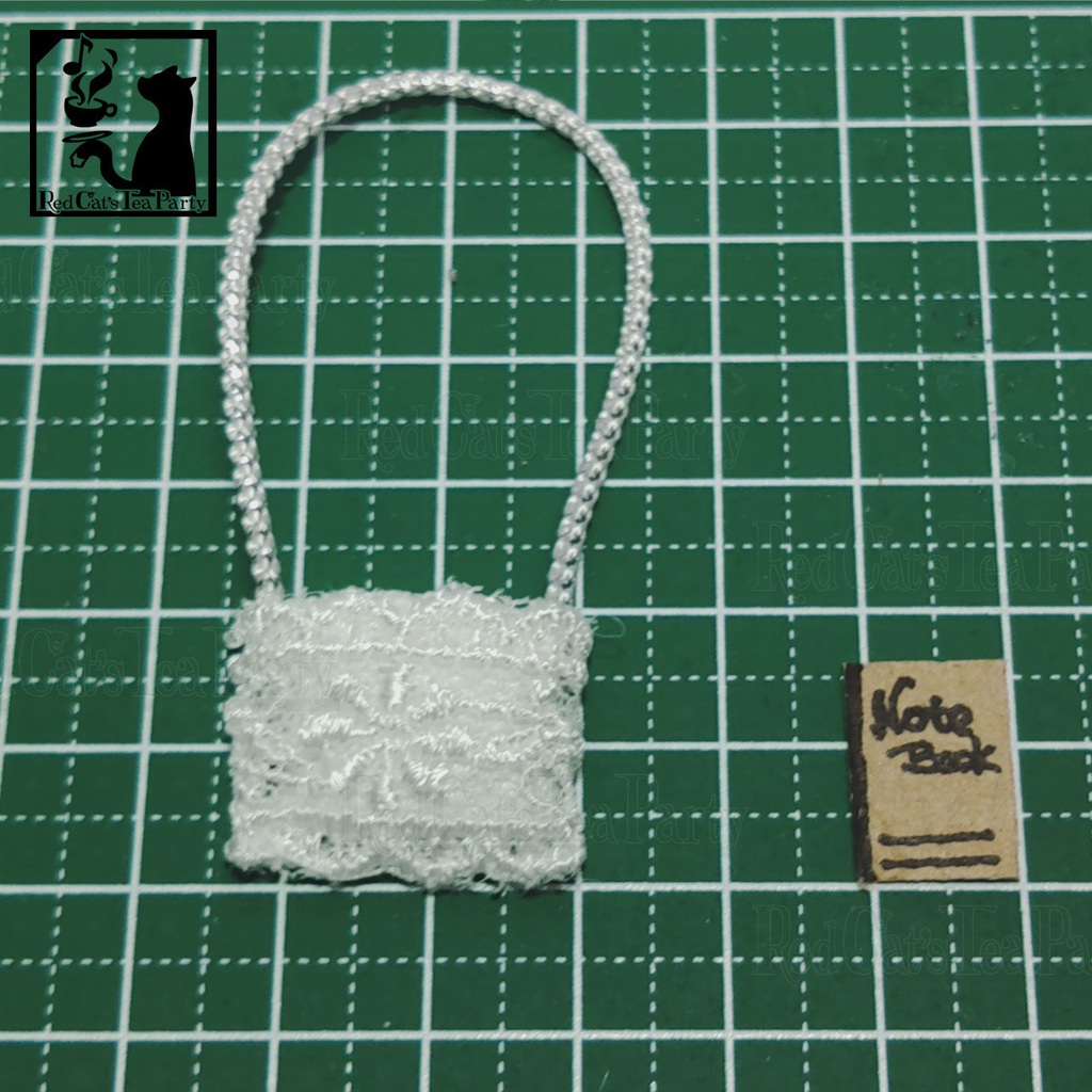 白いレースのポーチ