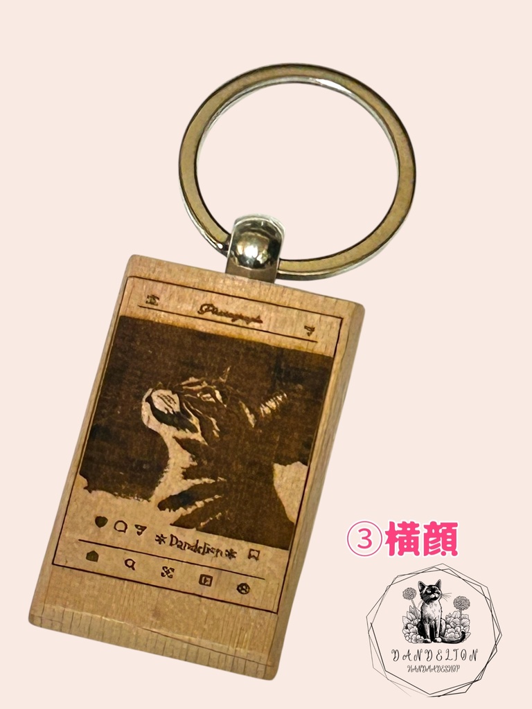 猫スペ事務局さんQRコード付きSNS風猫キーホルダー。木製レーザー刻印