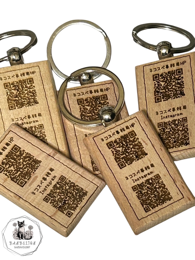 猫スペ事務局さんQRコード付きSNS風猫キーホルダー。木製レーザー刻印