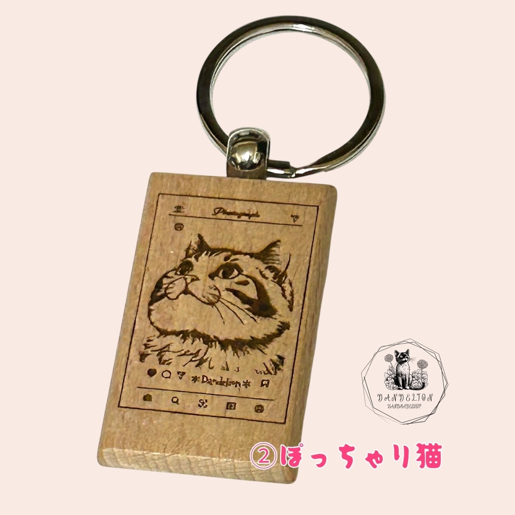 猫スペ事務局さんQRコード付きSNS風猫キーホルダー。木製レーザー刻印
