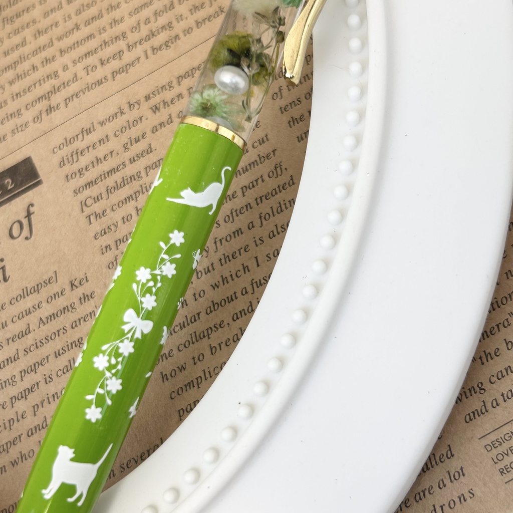猫柄ハーバリウムボールペン 本体黄緑×緑ハンドメイド ドライフラワー 文房具 筆記用具 プレゼント 推し活 推しカラー