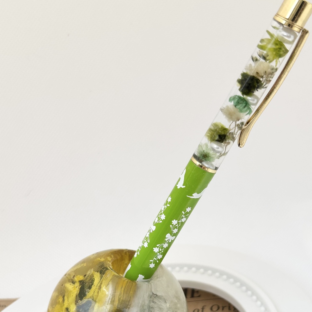 猫柄ハーバリウムボールペン 本体黄緑×緑ハンドメイド ドライフラワー 文房具 筆記用具 プレゼント 推し活 推しカラー