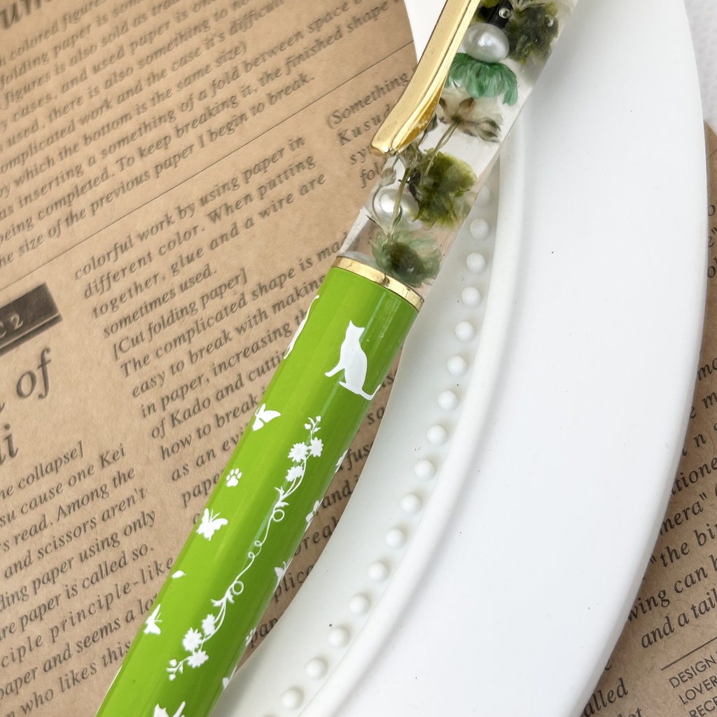 猫柄ハーバリウムボールペン 本体黄緑×緑ハンドメイド ドライフラワー 文房具 筆記用具 プレゼント 推し活 推しカラー