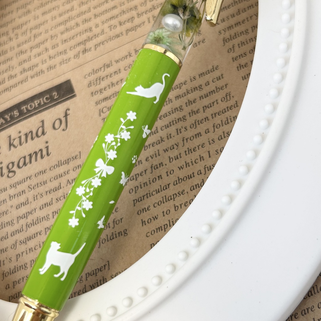 猫柄ハーバリウムボールペン 本体黄緑×緑ハンドメイド ドライフラワー 文房具 筆記用具 プレゼント 推し活 推しカラー