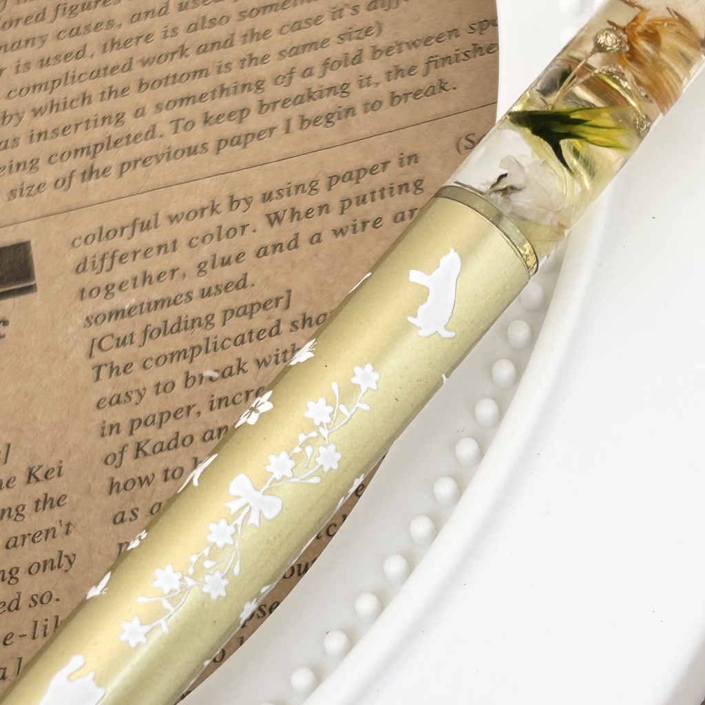 猫柄ハーバリウムボールペン 本体シャンパンゴールド×黄色ハンドメイド ドライフラワー 文房具 プレゼント 推し活 推しカラー