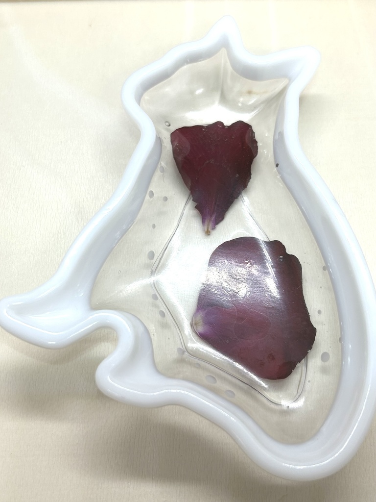 白透明猫トレー バラの花びら入りアクセサリートレー ピアス入れ 小物入れ 小皿 2液性レジン ハンドメイドインテリア 推しカラー