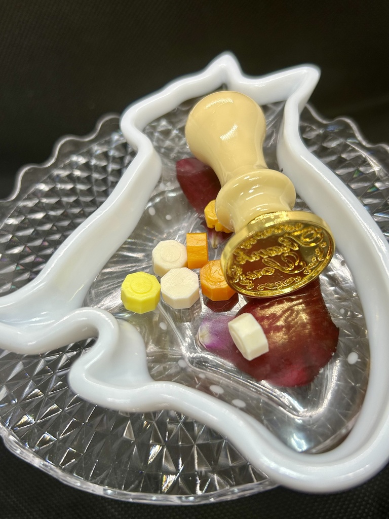 白透明猫トレー バラの花びら入りアクセサリートレー ピアス入れ 小物入れ 小皿 2液性レジン ハンドメイドインテリア 推しカラー