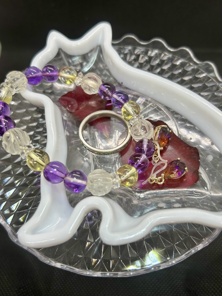 白透明猫トレー バラの花びら入りアクセサリートレー ピアス入れ 小物入れ 小皿 2液性レジン ハンドメイドインテリア 推しカラー