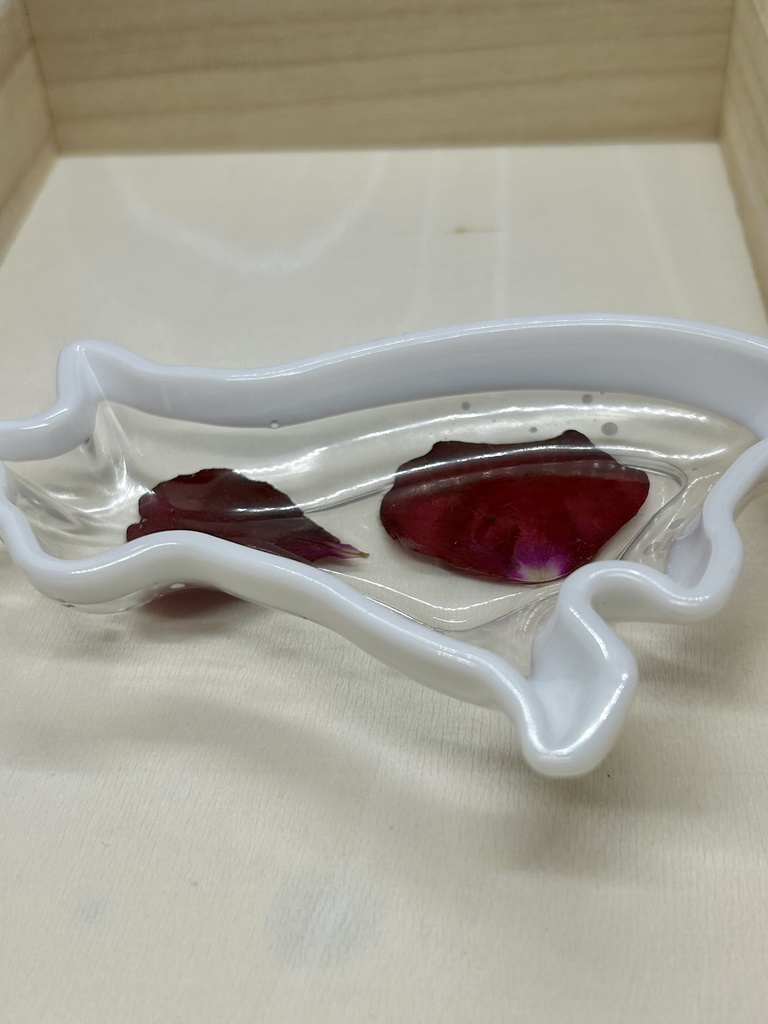 白透明猫トレー バラの花びら入りアクセサリートレー ピアス入れ 小物入れ 小皿 2液性レジン ハンドメイドインテリア 推しカラー