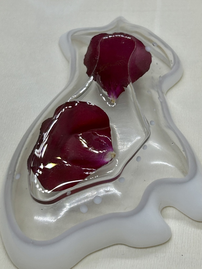 白透明猫トレー バラの花びら入りアクセサリートレー ピアス入れ 小物入れ 小皿 2液性レジン ハンドメイドインテリア 推しカラー