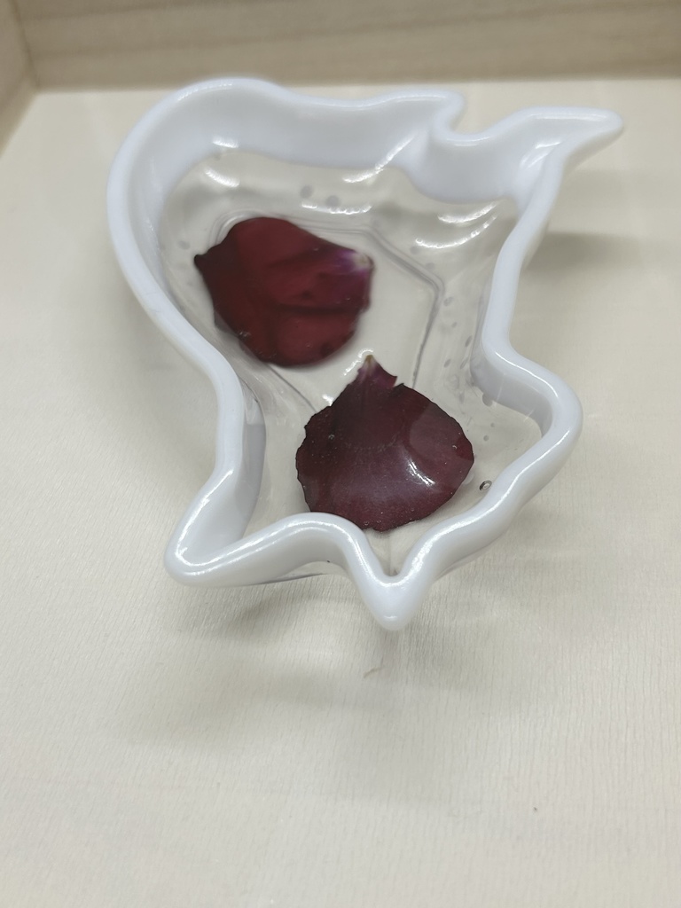 白透明猫トレー バラの花びら入りアクセサリートレー ピアス入れ 小物入れ 小皿 2液性レジン ハンドメイドインテリア 推しカラー