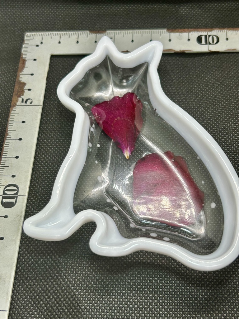 白透明猫トレー バラの花びら入りアクセサリートレー ピアス入れ 小物入れ 小皿 2液性レジン ハンドメイドインテリア 推しカラー