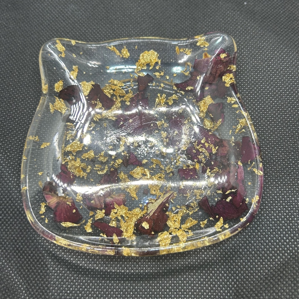 猫顔アクセサリートレーバラの花びらと金箔入り ハンドメイド 2液レジン 小物入れ ドライフラワー ピアスイヤリング入れ
