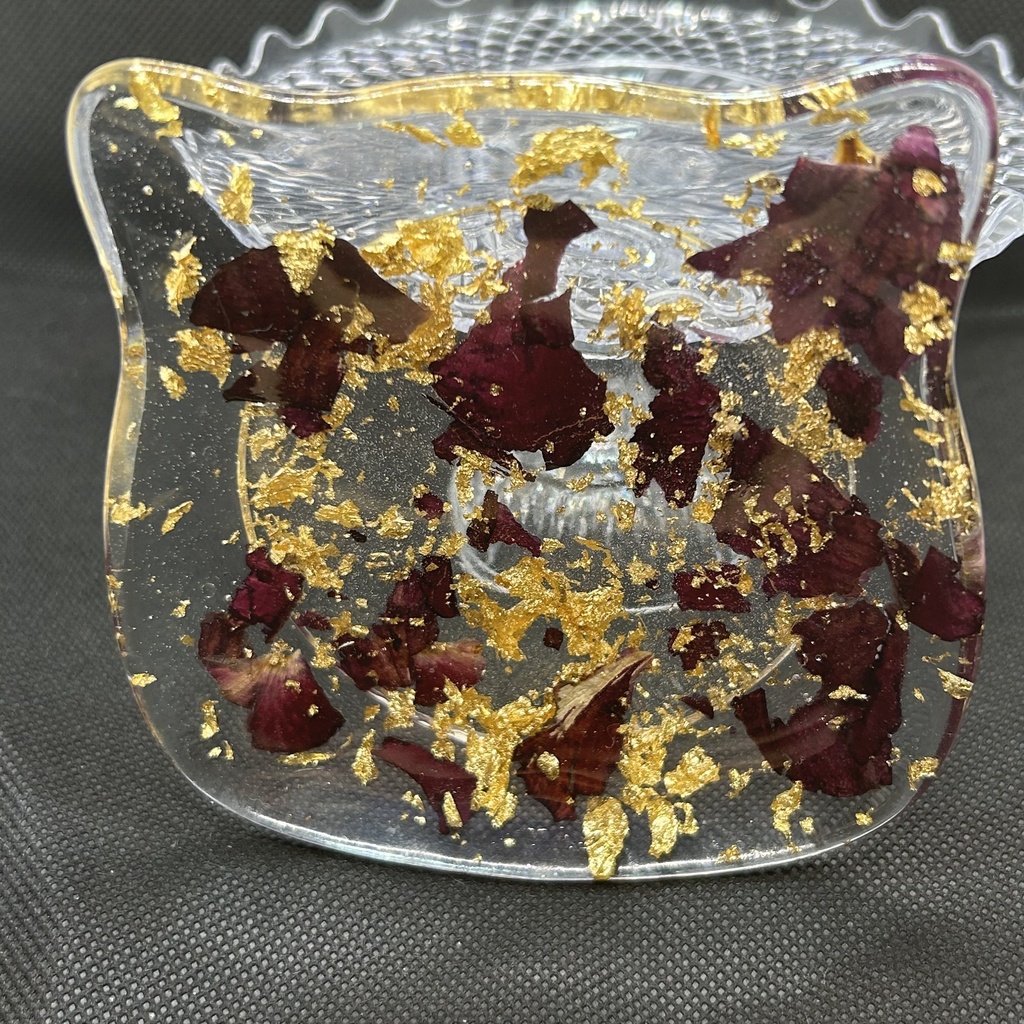 猫顔アクセサリートレーバラの花びらと金箔入り ハンドメイド 2液レジン 小物入れ ドライフラワー ピアスイヤリング入れ 