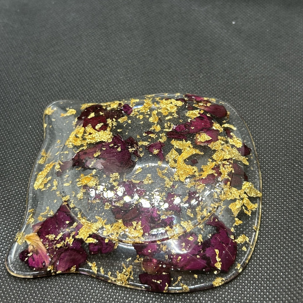 猫顔アクセサリートレーバラの花びらと金箔入り ハンドメイド 2液レジン 小物入れ ドライフラワー ピアスイヤリング入れ