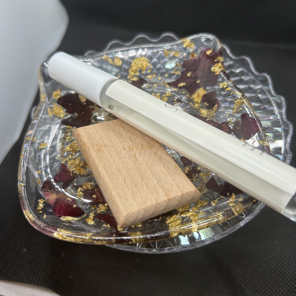 猫顔アクセサリートレーバラの花びらと金箔入り ハンドメイド 2液レジン 小物入れ ドライフラワー ピアスイヤリング入れ