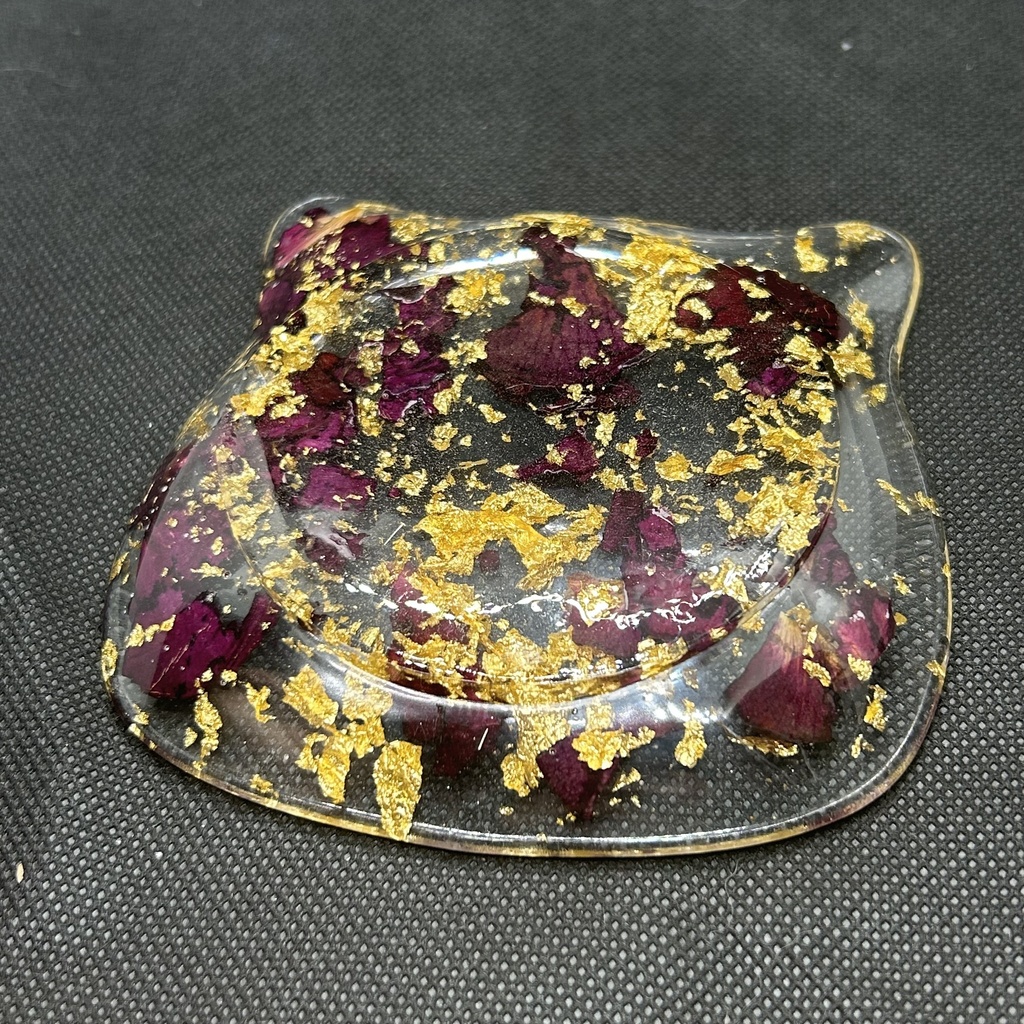 猫顔アクセサリートレーバラの花びらと金箔入り ハンドメイド 2液レジン 小物入れ ドライフラワー ピアスイヤリング入れ
