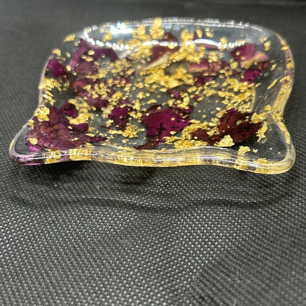 猫顔アクセサリートレーバラの花びらと金箔入り ハンドメイド 2液レジン 小物入れ ドライフラワー ピアスイヤリング入れ