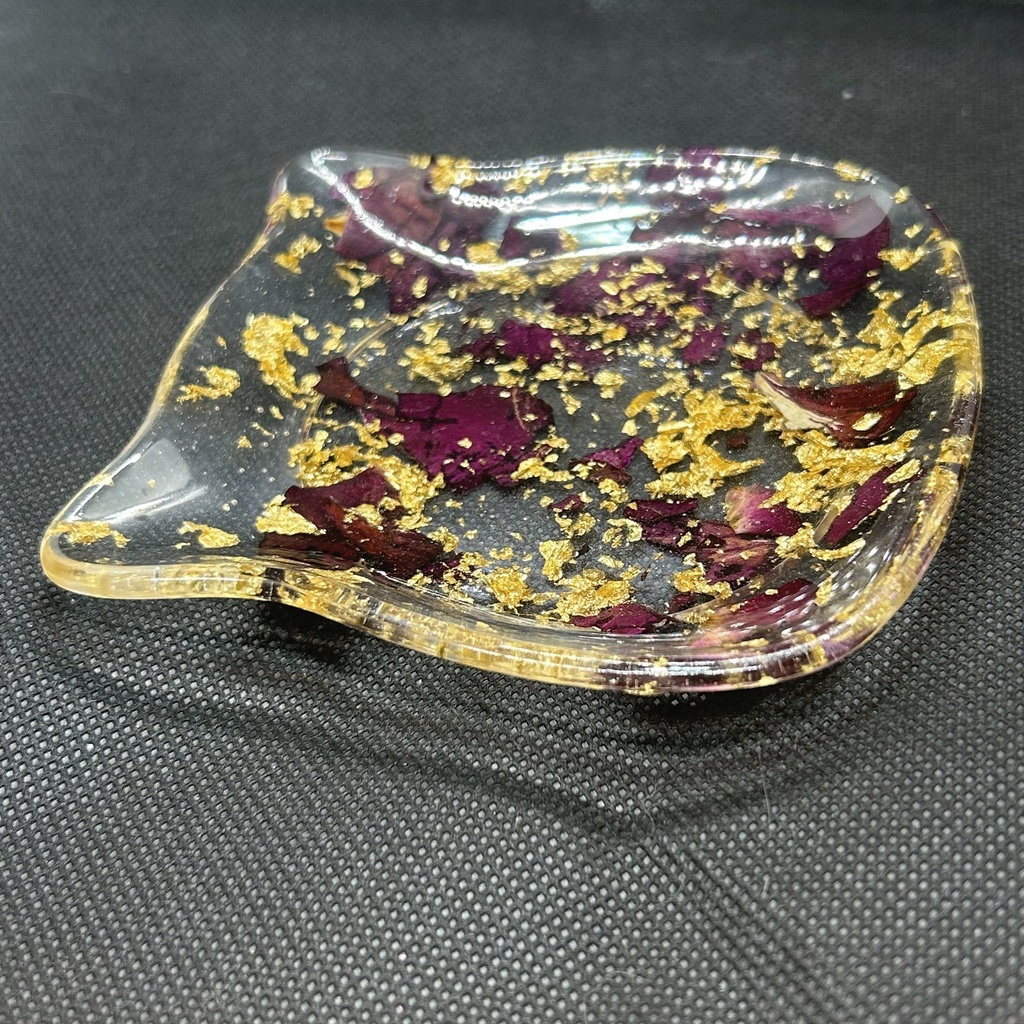 猫顔アクセサリートレーバラの花びらと金箔入り ハンドメイド 2液レジン 小物入れ ドライフラワー ピアスイヤリング入れ