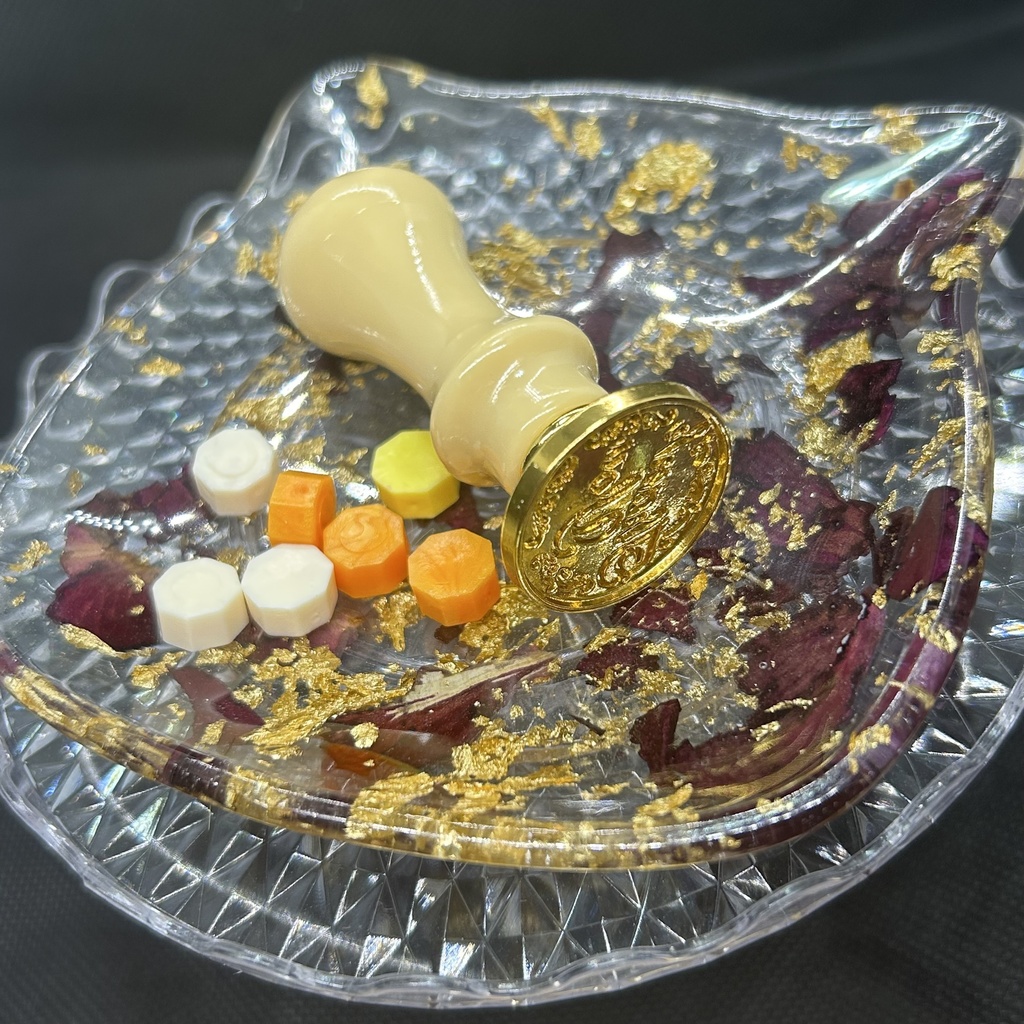 猫顔アクセサリートレーバラの花びらと金箔入り ハンドメイド 2液レジン 小物入れ ドライフラワー ピアスイヤリング入れ