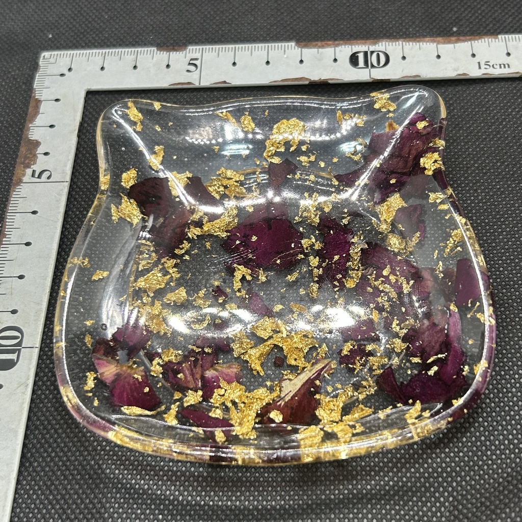 猫顔アクセサリートレーバラの花びらと金箔入り ハンドメイド 2液レジン 小物入れ ドライフラワー ピアスイヤリング入れ