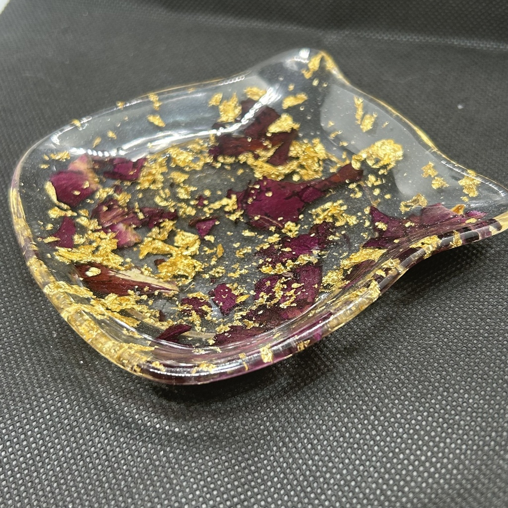 猫顔アクセサリートレーバラの花びらと金箔入り ハンドメイド 2液レジン 小物入れ ドライフラワー ピアスイヤリング入れ