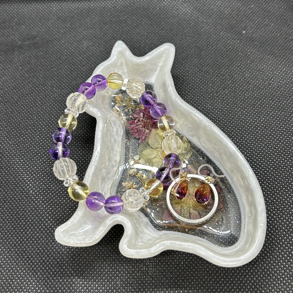 パールホワイトの猫トレーハンドメイド2液レジン小物入れ雑貨ピアスイヤリング入れドライフラワー入り推しカラー 置物 アンティーク