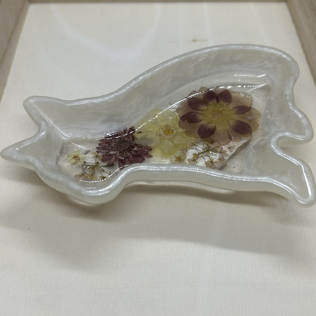 パールホワイトの猫トレーハンドメイド2液レジン小物入れ雑貨ピアスイヤリング入れドライフラワー入り推しカラー 置物 アンティーク