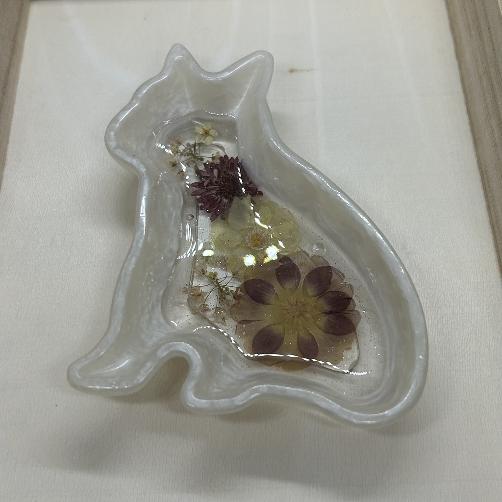 パールホワイトの猫トレーハンドメイド2液レジン小物入れ雑貨ピアスイヤリング入れドライフラワー入り推しカラー 置物 アンティーク