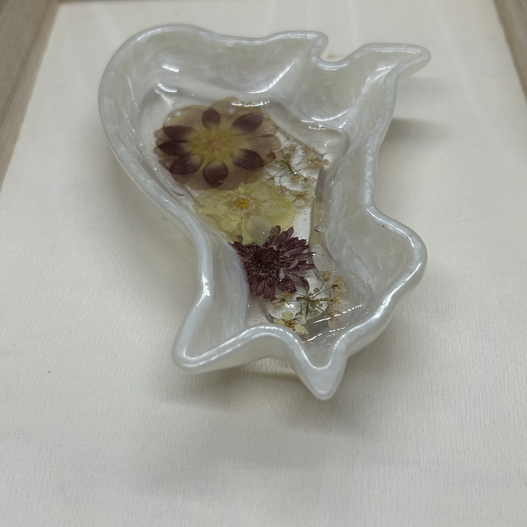 パールホワイトの猫トレーハンドメイド2液レジン小物入れ雑貨ピアスイヤリング入れドライフラワー入り推しカラー 置物 アンティーク