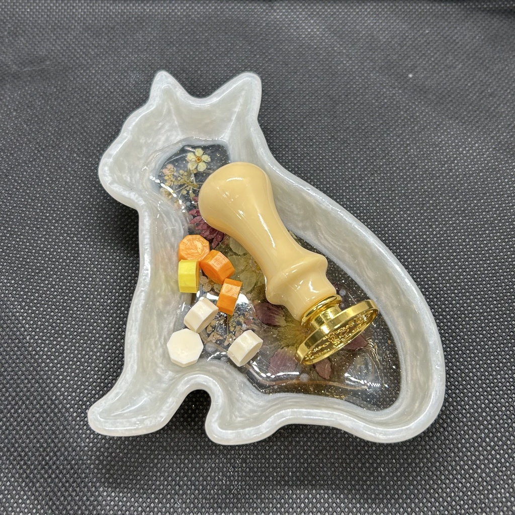 パールホワイトの猫トレーハンドメイド2液レジン小物入れ雑貨ピアスイヤリング入れドライフラワー入り推しカラー 置物 アンティーク