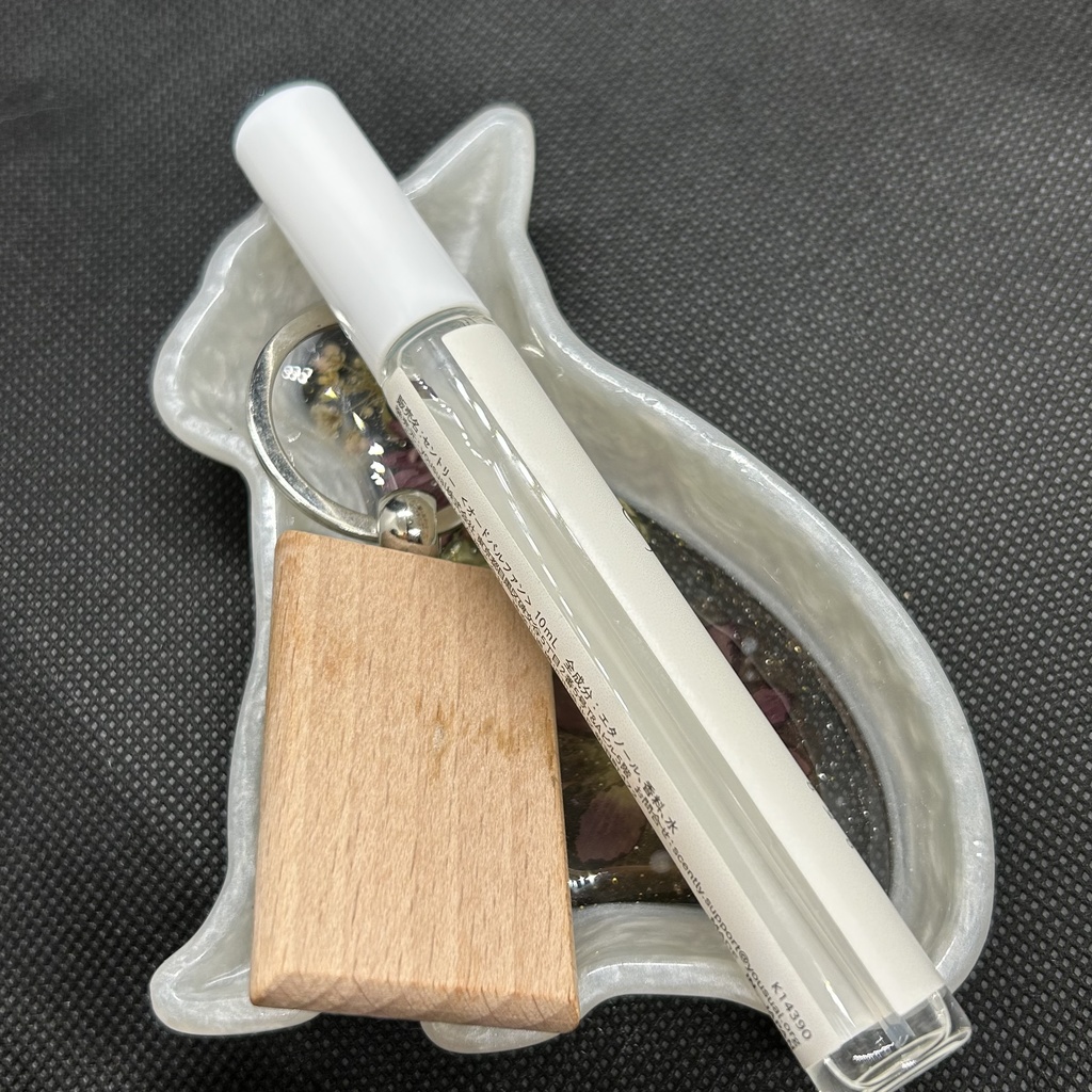 パールホワイトの猫トレーハンドメイド2液レジン小物入れ雑貨ピアスイヤリング入れドライフラワー入り推しカラー 置物 アンティーク