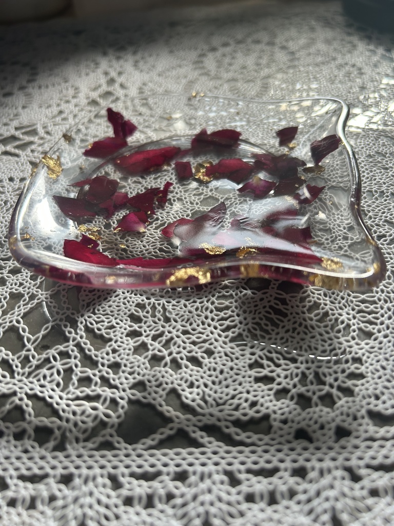 猫顔アクセサリートレーバラの花びらと金箔入り ハンドメイド 2液レジン 小物入れ ドライフラワー ピアスイヤリング入れ