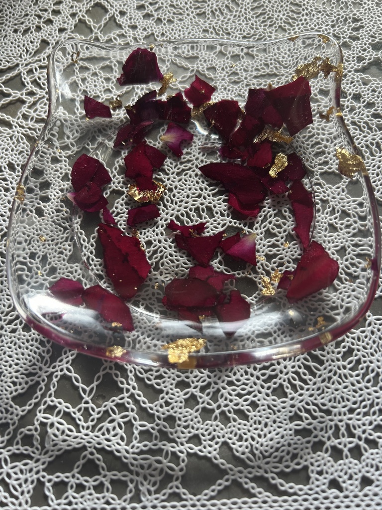 猫顔アクセサリートレーバラの花びらと金箔入り ハンドメイド 2液レジン 小物入れ ドライフラワー ピアスイヤリング入れ