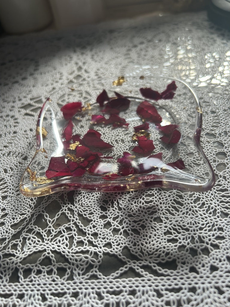 猫顔アクセサリートレーバラの花びらと金箔入り ハンドメイド 2液レジン 小物入れ ドライフラワー ピアスイヤリング入れ