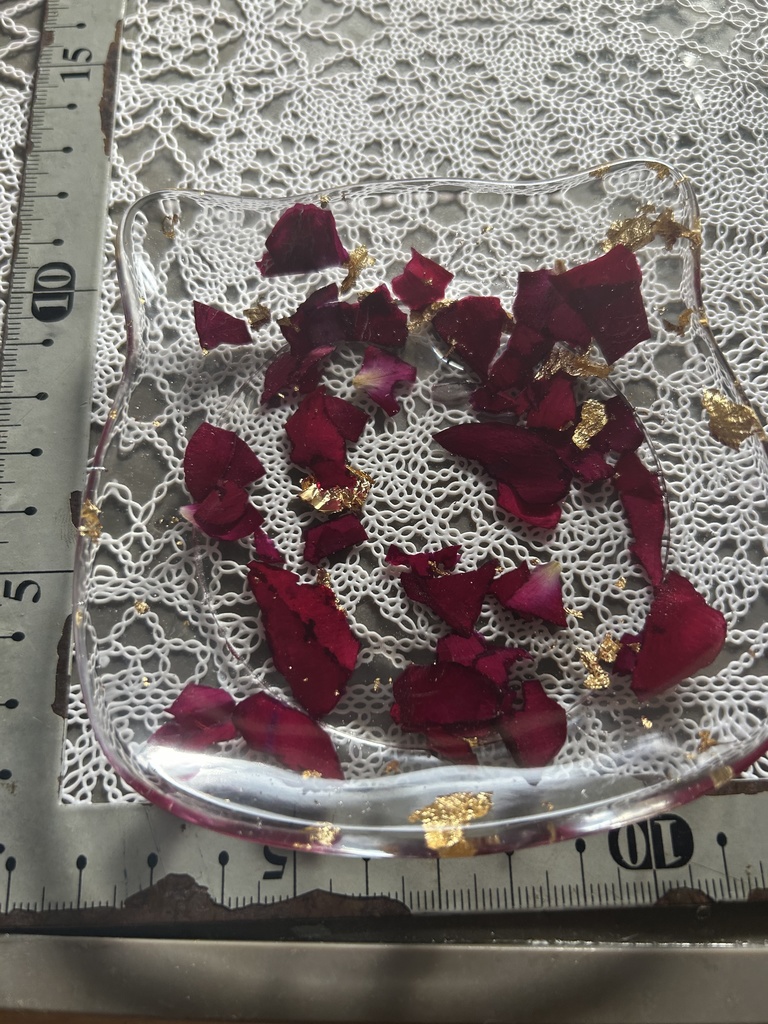 猫顔アクセサリートレーバラの花びらと金箔入り ハンドメイド 2液レジン 小物入れ ドライフラワー ピアスイヤリング入れ