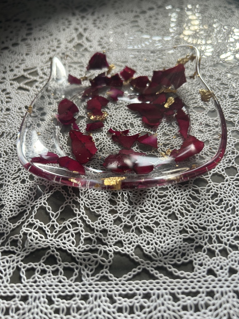 猫顔アクセサリートレーバラの花びらと金箔入り ハンドメイド 2液レジン 小物入れ ドライフラワー ピアスイヤリング入れ