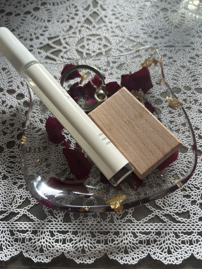 猫顔アクセサリートレーバラの花びらと金箔入り ハンドメイド 2液レジン 小物入れ ドライフラワー ピアスイヤリング入れ