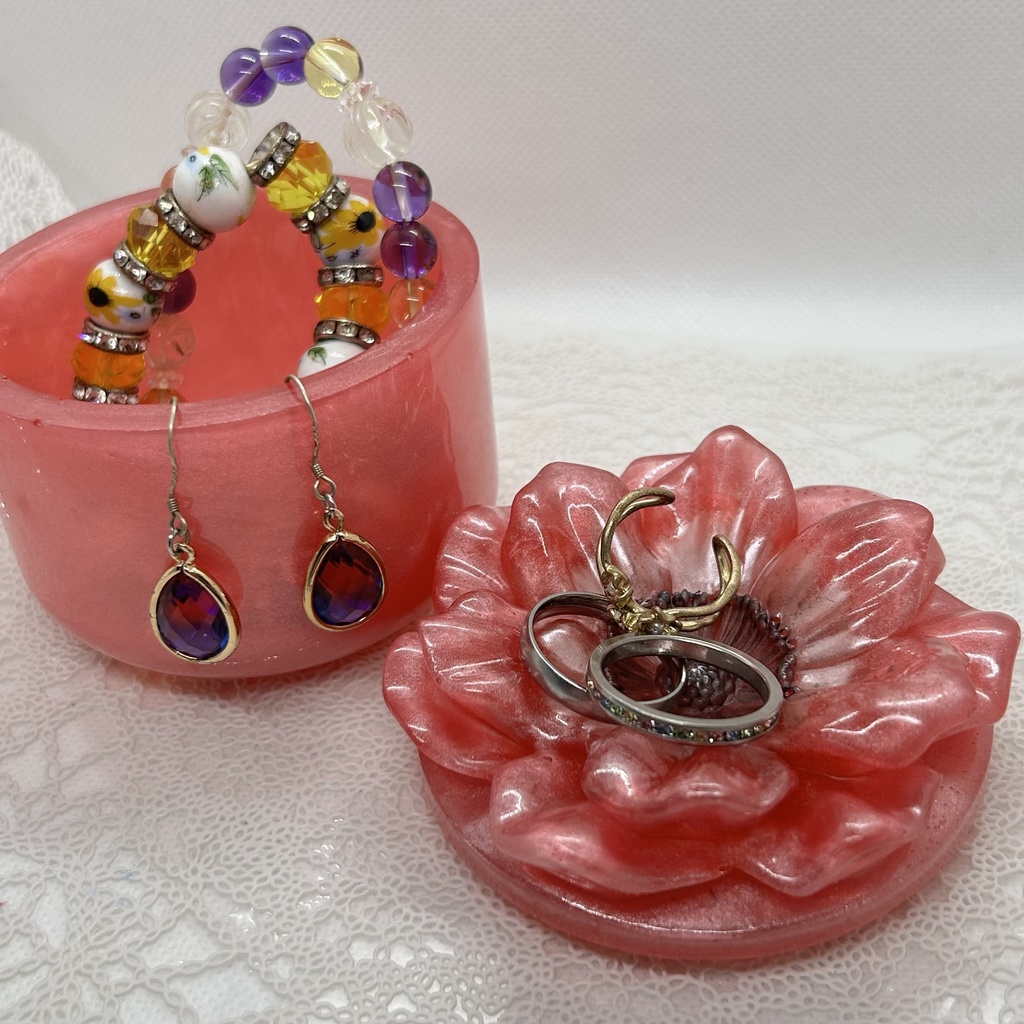アネモネ風小物入れ濃いピンクアクセサリーケース ハンドメイド2液レジンインテリア 置物プレゼントや贈り物に2液レジン ハンドメイド