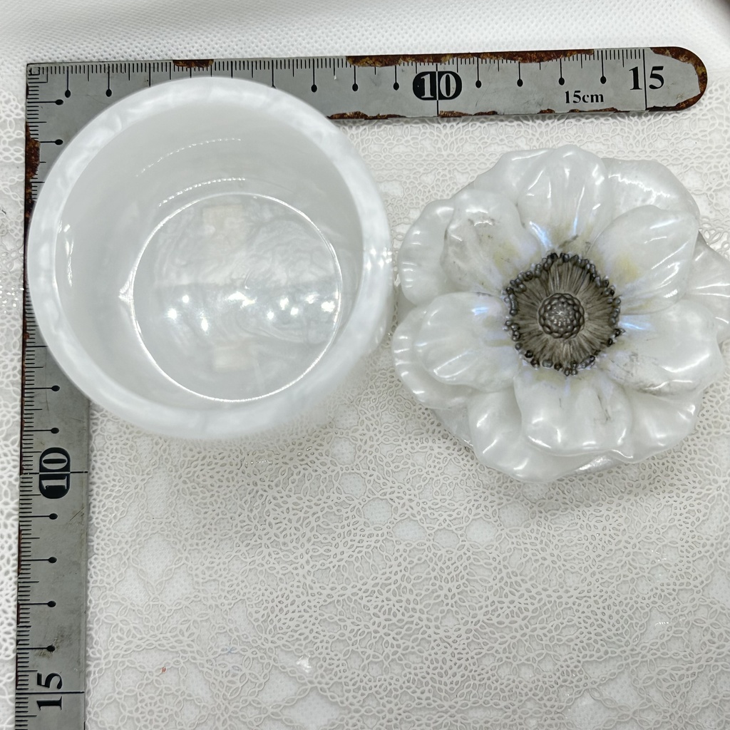 アネモネ風小物入れパールホワイトアクセサリーケース ハンドメイド2液レジンインテリア置物プレゼントや贈り物に2液レジンハンドメイド